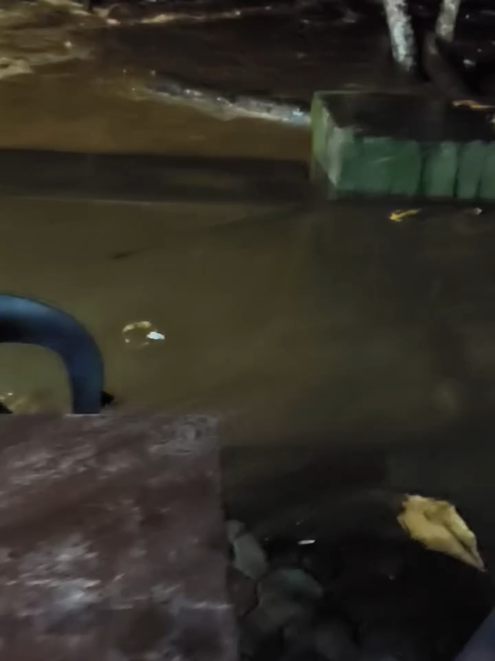 BIGLANG TUMAAS ANG TUBIG-DAGAT 🥺 Biglang tumaas ang tubig-dagat sa Baybay Boulevard, Borongan City, Eastern Samar ngayong Sabado, Nobyembre 8, bunsod ng malalakas na alon na dala ng paparating na Bagyong #UwanPH. Kasalukuyang nasa ilalim ng Tropical Cyclone Wind Signal No. 2 at storm surge warning ang Eastern Samar, batay sa pinakahuling abiso ng PAGASA, na patuloy na nagbababala sa mga residente na lumikas agad kung kinakailangan at umiwas sa mga lugar na malapit sa baybayin. #AbanteNews #WeatherUpdate #uwan