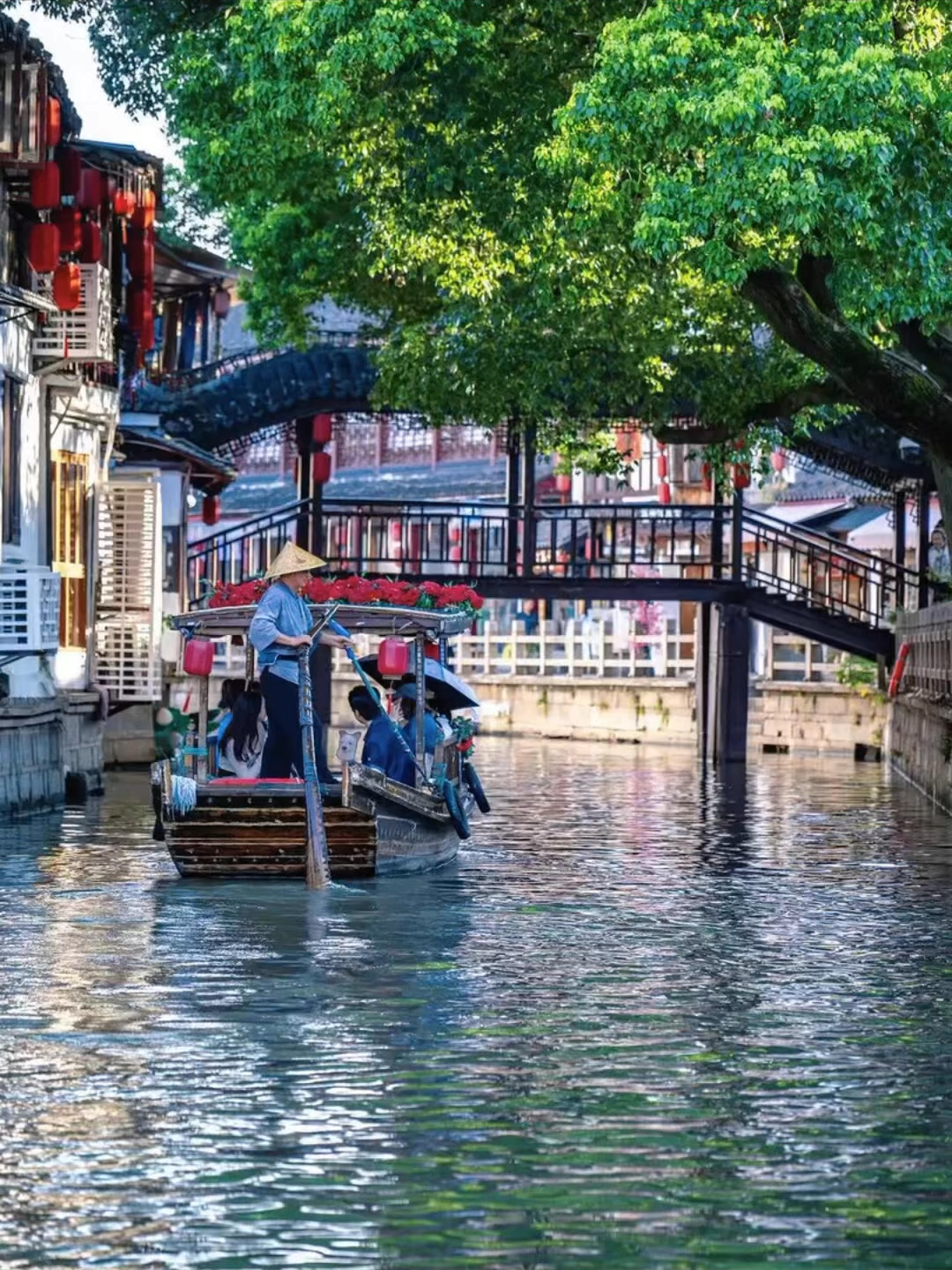 Autumn is the perfect time to visit #Zhujiajiao Ancient Town. 🍂 Take a hand-rowed boat, explore newly upgraded spots like post office in Qing Dynasty  (1644-1911), Hexinyuan Garden, and Tong Tianhe Pharmacy, and don’t miss the local snacks along the way! #Shanghai #travelinshanghai  📍 555 Kezhiyuan Rd, Qingpu District