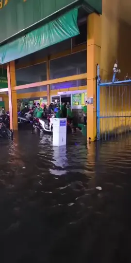 Nước ngập mọi người tránh xa những tủ điện như thế này nhé.. #nuocngap #diengiat #saigon #xuhuong #vairal 