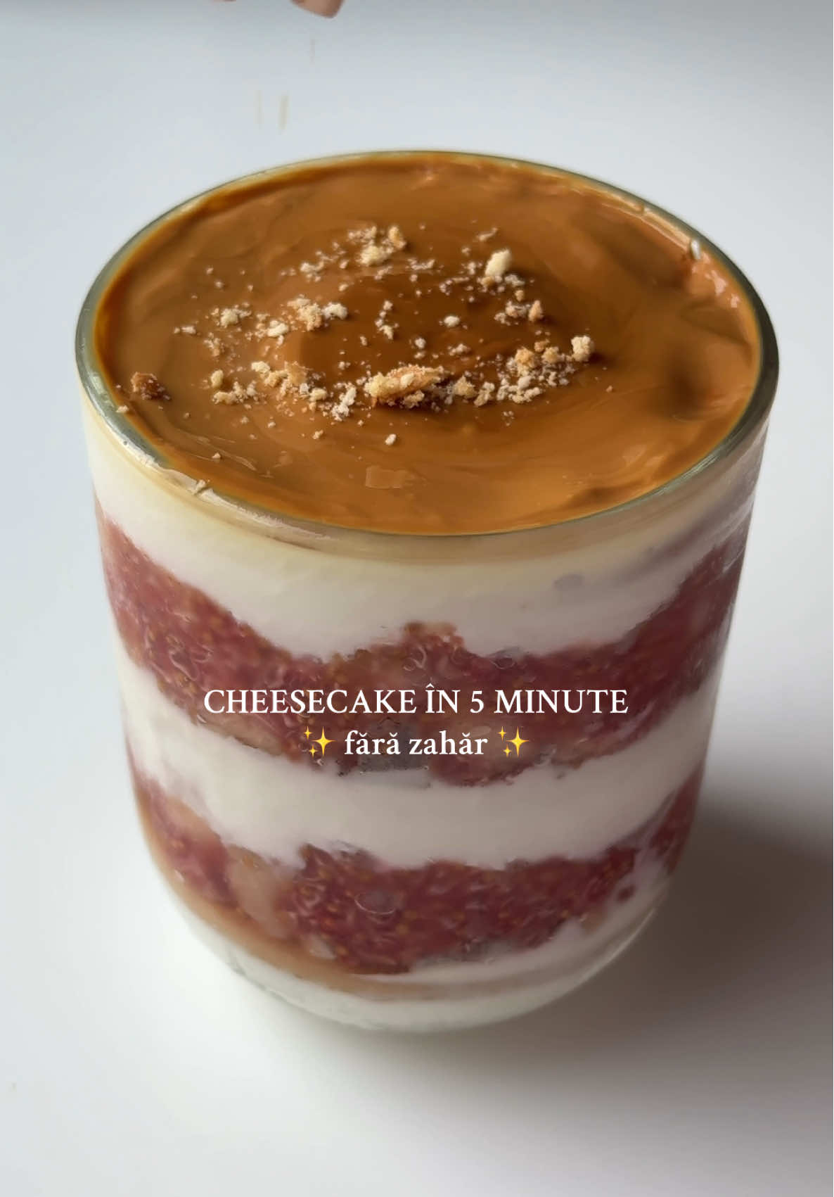 Cheesecake la pahar cu smochine și caramel - fără zahăr: • 100g brânză slabă de vaci, fină • 100g iaurt grecesc 2% • vanilie • 1 lingură stevia lichidă • 3 biscuiți fără zahăr  • lapte  • smochine  • cremă de caramel fără zahăr Amestecăm bine brânza de vaci, iaurtul, vanilia și stevia. Punem 3 lingurițe pe fundul unui pahar, apoi acoperim cu un biscuite înmuiat în lapte. Punem și smochine tăiate cubulețe, apoi continuăm în acest fel până când terminăm biscuiții. Decorăm cu cremă de caramel fără zahăr și dăm la frigider peste noapte. Este cel mai delicios cheesecake la pahar, rapid și sănătos!🥰 Pupici dulci, fără zahăr! #cheesecake #reteterapide #retetesimple #farazahar #sugarfree 