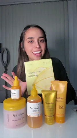 Kit de kojic acid @medicube global Este set coreano de Medicube combina el poder del ácido kójico, la cúrcuma, la niacinamida y la vitamina C para transformar visiblemente la textura y el tono de tu piel. Ideal si buscas una piel más clara, suave y luminosa sin complicarte con productos sueltos. Incluye 5 pasos: limpiador, tónico, suero, mascarilla nocturna y pads exfoliantes Desvanece manchas, ilumina e hidrata profundamente.