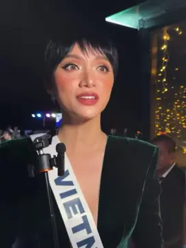 Hương Giang trả lời phỏng vấn với truyền thông quốc tế #queenbeauty_team 