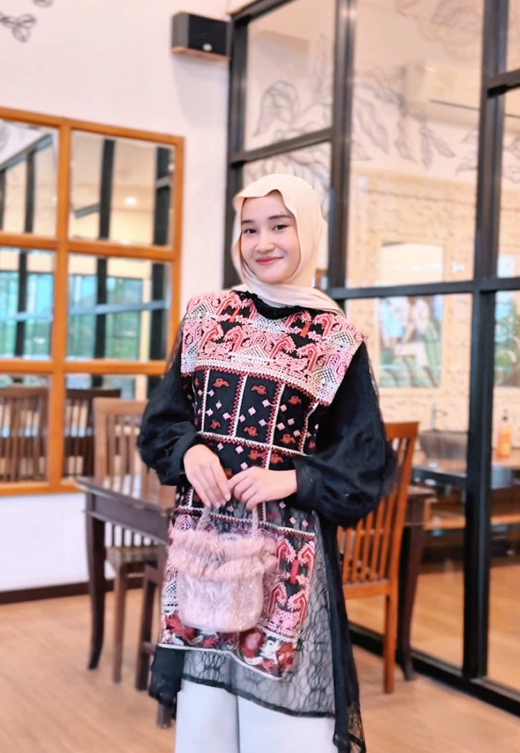 🧑🏻 : “Sorry ya tipe aku yang cewek anggunly” Reflek auto pakai Alesha Outer brukat yang sudah pasti auto jadi cewek anggunly yang jadi pusat perhatian deh 😍💫 Bisa kalian checkout di keranjang kuning ya dearr! Happy shopping 🥰🛍️ #Outerbrukat #fyp #fashionstyle #fashiontiktok #outfitinspo