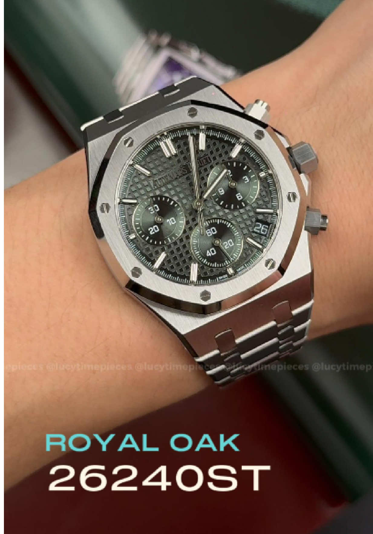 Royal Oak 26240ST – The touch of class and legendary blue. No need to show off, the sunburst green dial of the Royal Oak 26240ST is enough to make all eyes stop. The light changes - the blue color transforms from deep to brilliant, creating an enchanting performance on the wrist.  #lucyluxury #luxury #luxurywatches #watch #lcluxury 