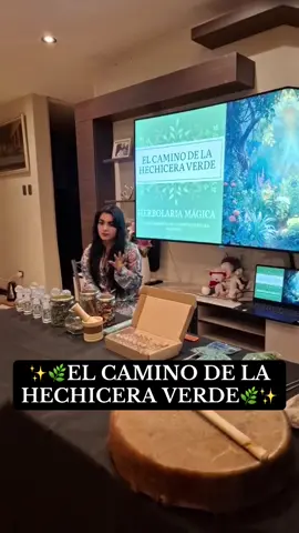 🌿✨ El Camino de la Hechicera Verde ✨🌿  Dimos inicio a nuestro primer taller de herbolaria mágica, un espacio sagrado donde aprendimos a escuchar el susurro de las plantas, reconocer su espíritu y honrar su energía a través de rituales amorosos y conscientes. 🧙🏻🧙‍♂️✨ Fue un encuentro de corazones, tejiendo lazos como una gran familia, recordando que la magia vive en cada hoja, en cada raíz y en cada intención. 💚🌱🌕 Que la magia siga creciendo en nuestros corazones y florezca en cada paso que damos 🌸🌙 🔮✨  #HechiceraVerde #HerbolariaMágica #MagiaConsciente #RitualesDeAmor #SabiduríaAncestral     