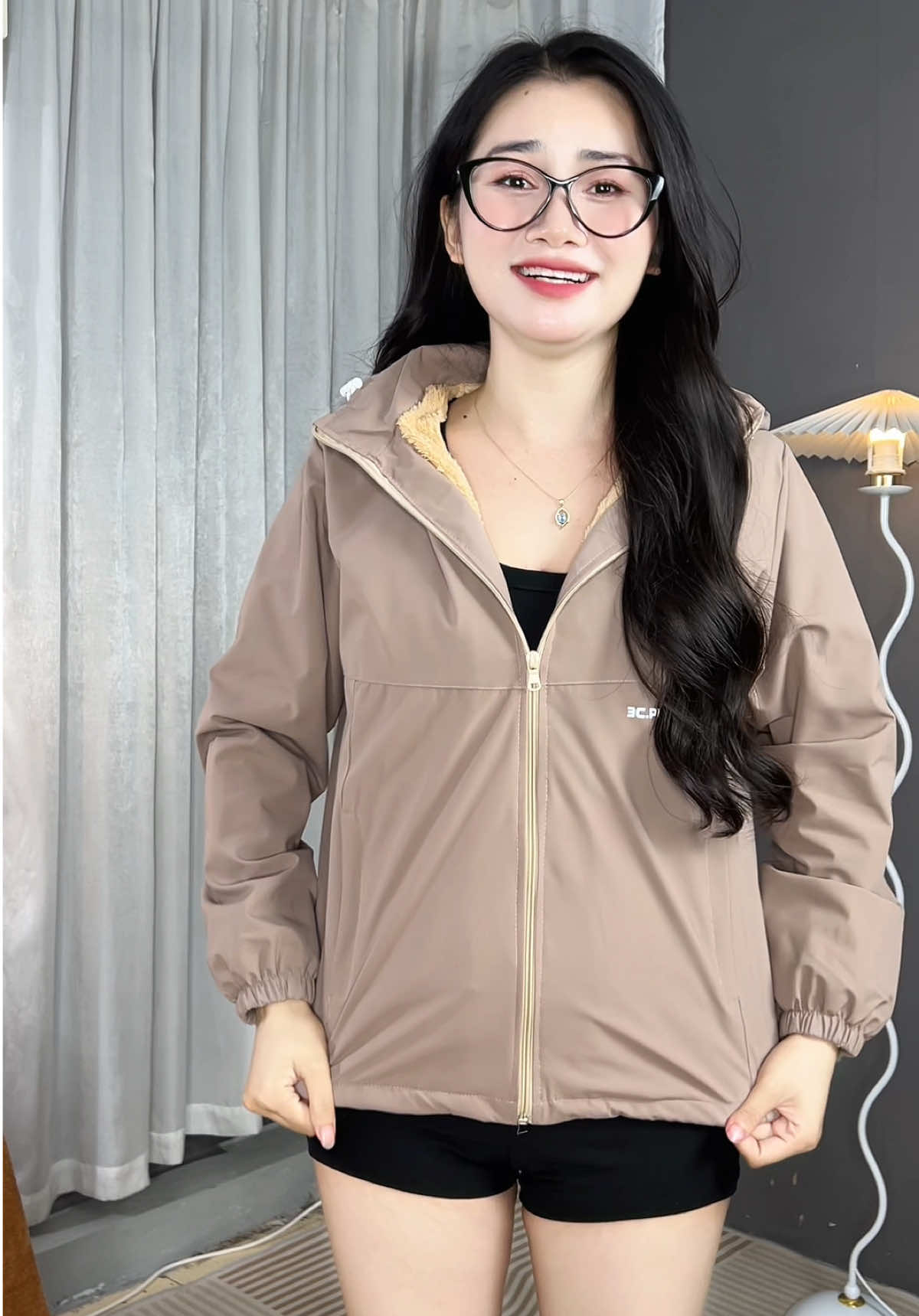 Lạnh như thế này có ngay 1 em áo gió chống thấm nước lót lông là ấm vô cùng rồi ạ #aokhoac #aokhoacgio #aogio #aogiolotlong #gianghuongcardina 