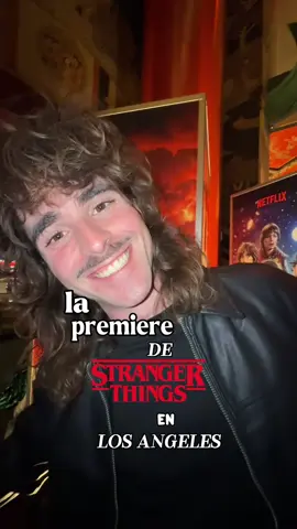 Publi ✨ Ayer viví algo que todavía estoy procesando… Estuve en la premiere oficial de Stranger Things. Sí, yo. En Hawkins. Mirando a los protagonistas en persona. Viendo el primer capítulo de la última temporada rodeado de fans y locura. No sé si esto es todo un sueño, pero no puedo estar mas feliz Bienvenid@s a una noche que nunca voy a olvidar. 🔥🔦👾 Mil gracias a @Pull&Bear y @Netflix España por cumplir mi sueño 🥹 #strangerthings #strangerthingscast #strangerthings5 