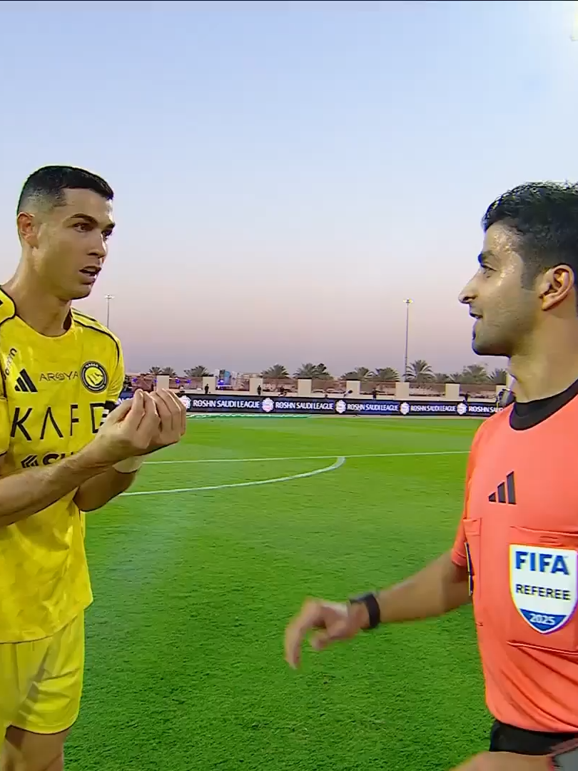 كريستيانو رونالدو يعترض على حكم المباراة بعد نهاية الشوط الأول 👀⚽️ ⁧#نيوم_النصر | #دوري_روشن_السعودي