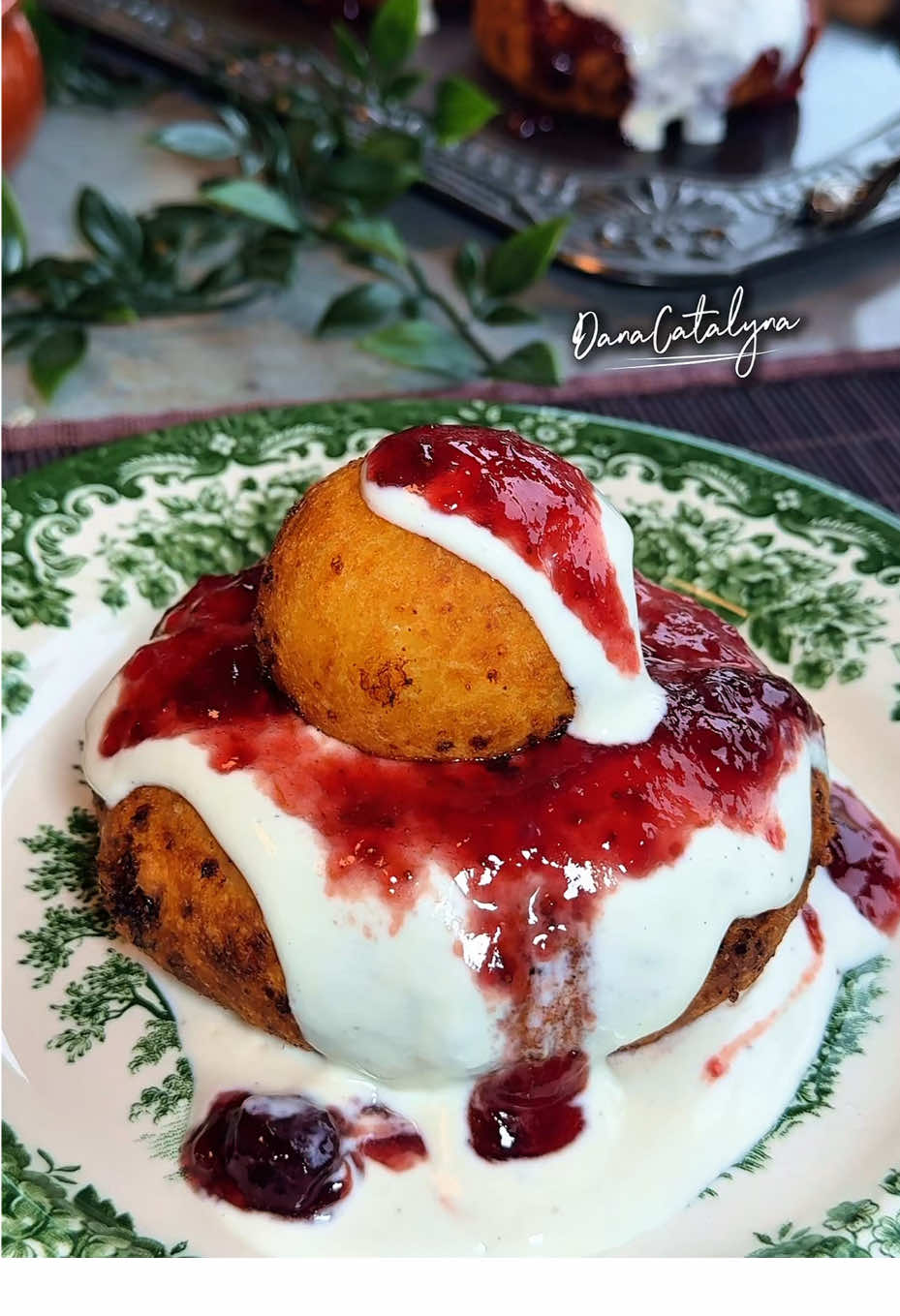 Papanași Irezistibili: Delicioși, Pufosi și Ușor de Făcut! Rețetă de Papanași Prăjiți Ingrediente: * 3 ouă  * 400 g făină (cernută) * 600 g brânză de vaci bine stoarsa  * 2 linguri mari zahăr * 20 g zahăr vanilat * Un praf de sare * Coaja rasă de la o portocală (sau coaja la plic) * 5 g bicarbonat de sodiu  * Ulei pentru prăjit * Dulceață la alegere  * Smântână acră * Smântână lichidă pentru frișcă + varf linguriță zahar vanilat.  Prăjiți papanașii în uleiul încins la foc mic spre mediu, astfel papanași se vor coace uniform și nu se vor arde.  #papanasi #irezistibil #dessert #traditional #romaniateiubesc    