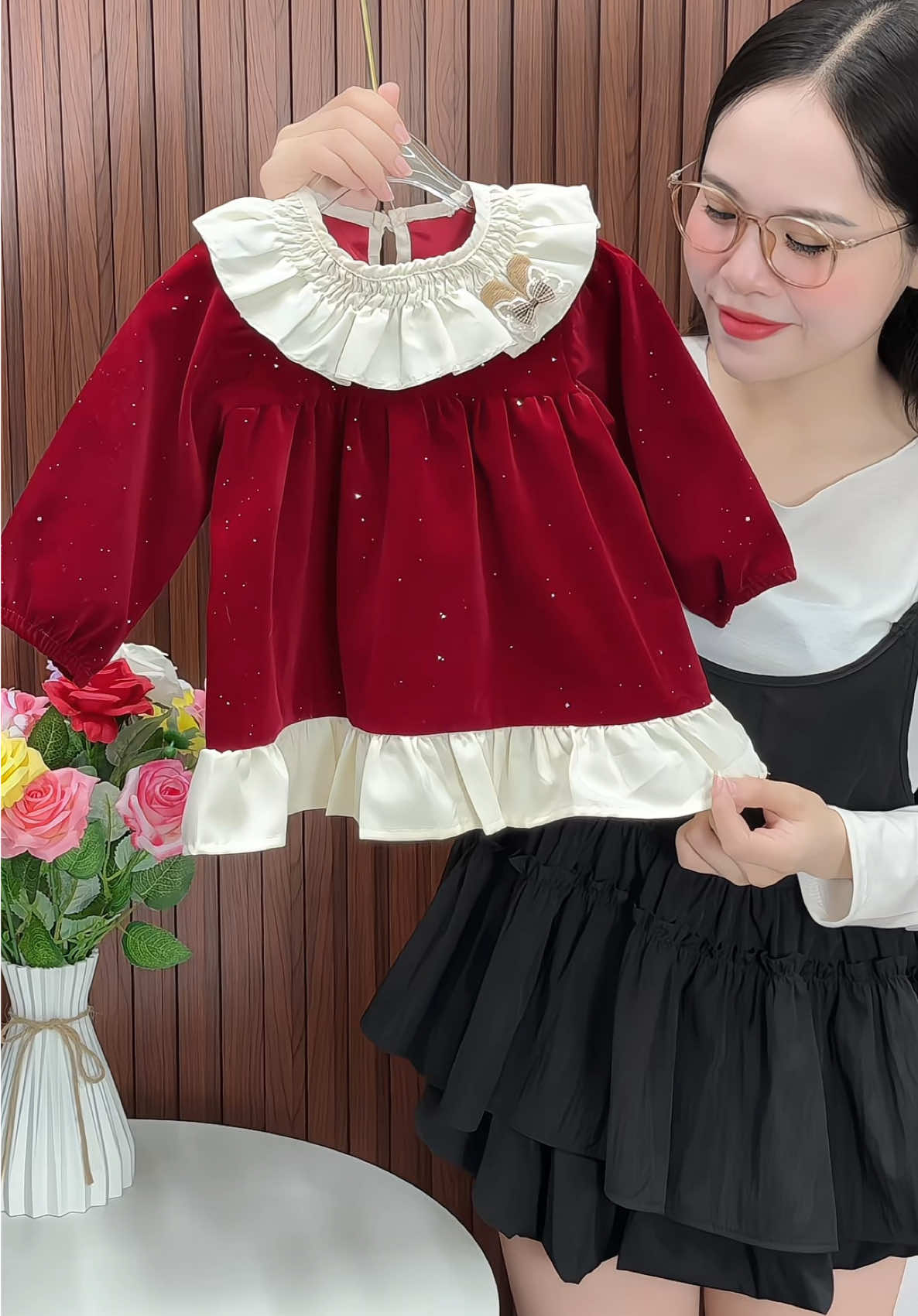 Váy nhung đỏ lấp lánh xinh quá nè 🥰 #thoitrangtreem #thoitrangthudongchobe #vaybegai #vaynoel #phamdiutb 