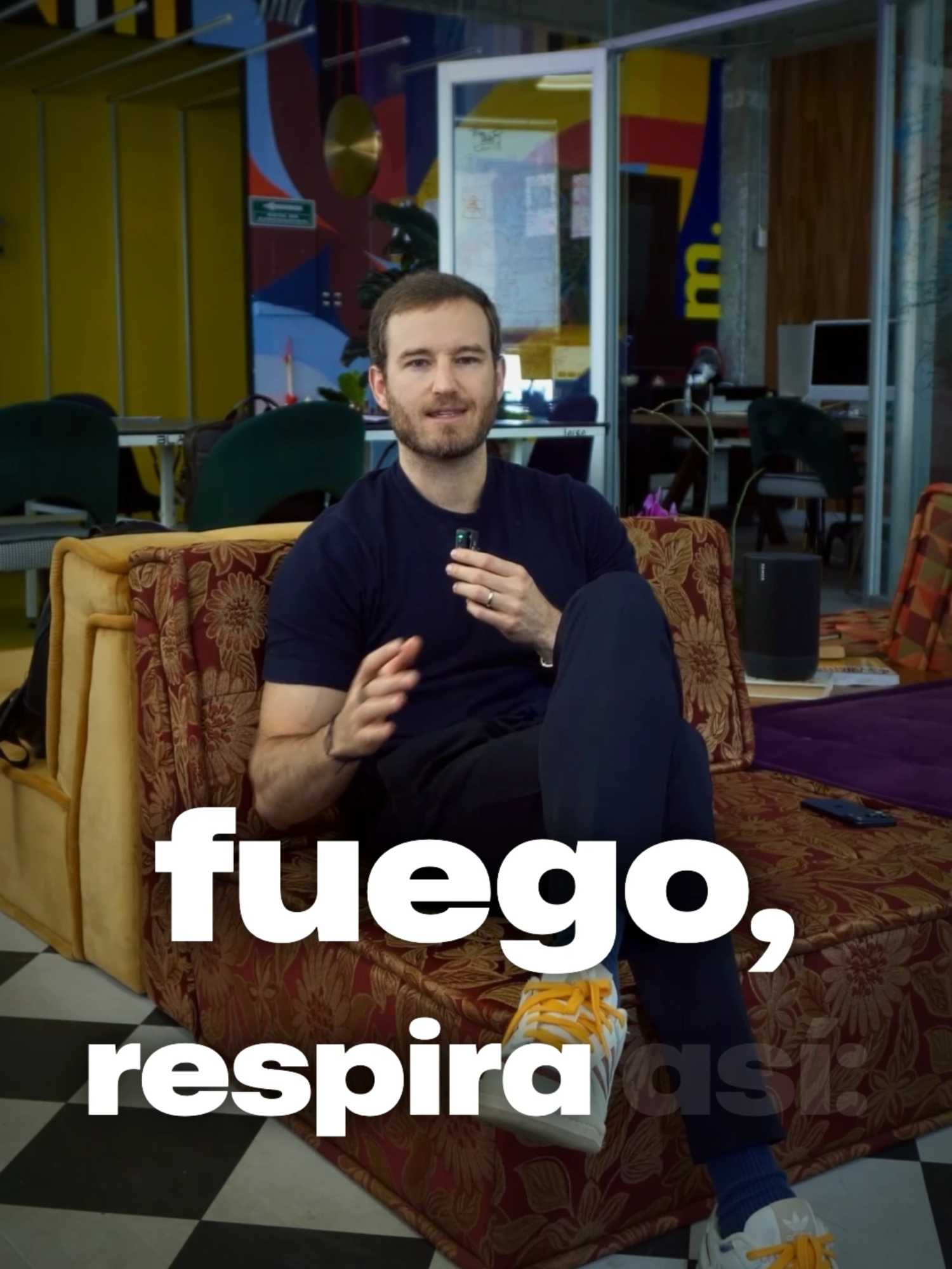 🔥 Cuando un Navy SEAL está bajo fuego, no entra en pánico… respira así. Lo llaman “respiración fisiológica” — una técnica tan simple que parece mentira, pero reduce el cortisol (estrés) en segundos. 👉 Inhala profundamente por la nariz. 👉 Haz una segunda inhalación corta para llenar los pulmones al máximo. 👉 Exhala lentamente por la boca. Hazlo 3 veces. Eso es todo. Bajo fuego, en combate o en la vida diaria… el control no empieza con tus manos, sino con tu respiración. 🧠💨 Porque cuando aprendes a calmar tu sistema nervioso, tomas mejores decisiones, piensas más rápido y no reaccionas desde el miedo. El que controla su respiración, controla la batalla interna. No es meditación, no es magia: es neurociencia aplicada al caos. ⚔️ #RendimientoMáximo #MentalidadDeAcero #AltaFrecuencia #Neurociencia #ControlMental #CrecimientoReal #RespiraYActúa #ModoEjecución #SinExcusas #Mentalidad10x #MarianoPorter #VentasInteligentes #MarketingDigital #Precalificación #EstrategiaDeVentas #MindsetEmpresarial #Emprendedores #crecimientorealc #psicologia #historiasdetiktok #estrategiasdemarketing #gratitud #motivacion #felicidad #mentalidad #vida #viral #paratiiiiiiiiiiiiiiiiiiiiiiiiiiiiiii