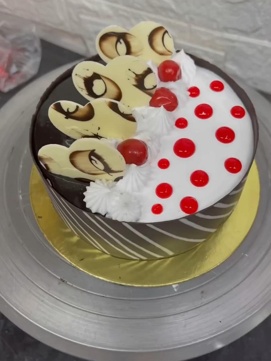 New chocolate and vanilla cake#cakedecorating 