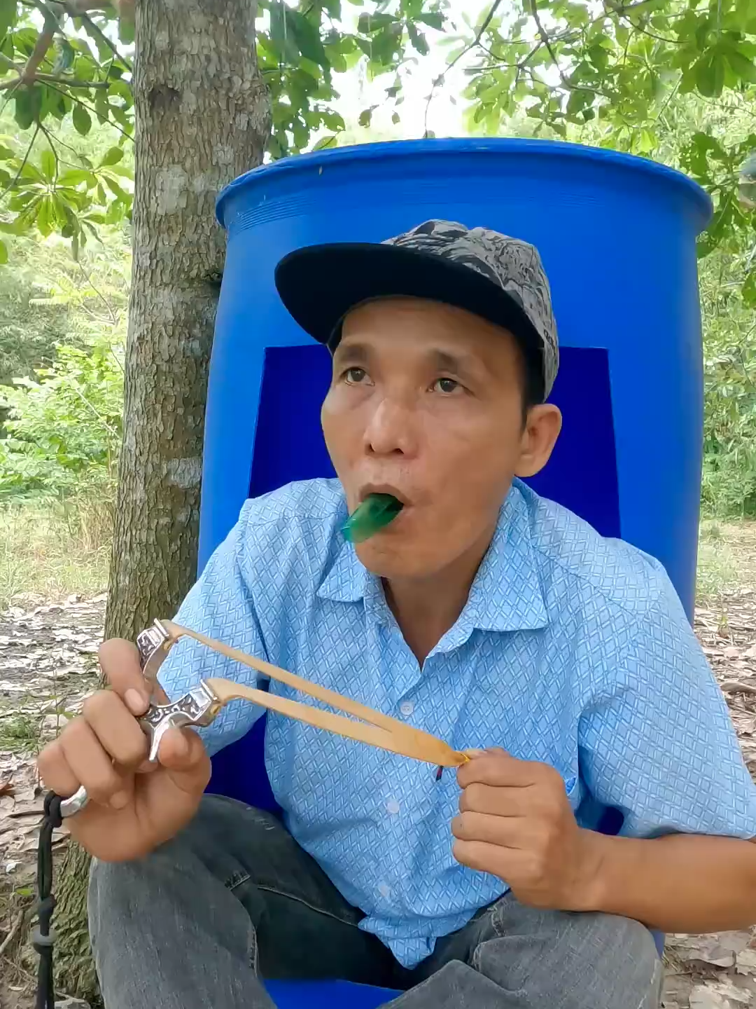 Camouflaged in a Plastic Tub #entertainment #birdsounds #shorts #camping #survival - Nguyễn Điền Trung