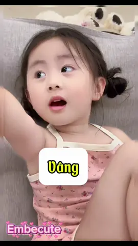 Embe mạo danh mẹ gửi tin nhắn cho papa. Bà ấy láu cá thực sự 😆😂#embecute #embedangyeu #liuliu 