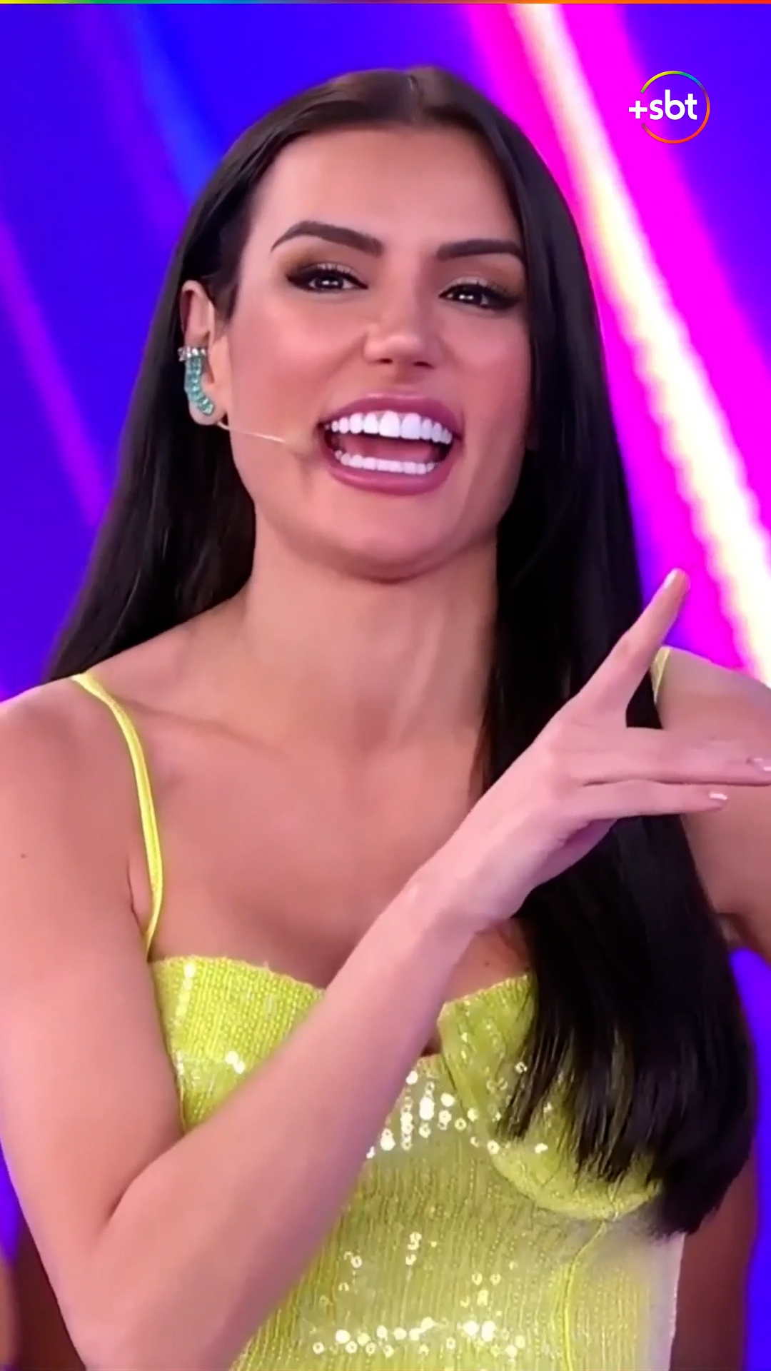 Hoje (08/11) é aniversário da Gaby Cabrini! 🎂 Parabéns pra essa nossa apresentadora com talentos muito especiais 😂 Obrigado por compartilhar eles com a gente, sua linda! 🥳💖 #MaisSBT #SBT #GabyCabrini