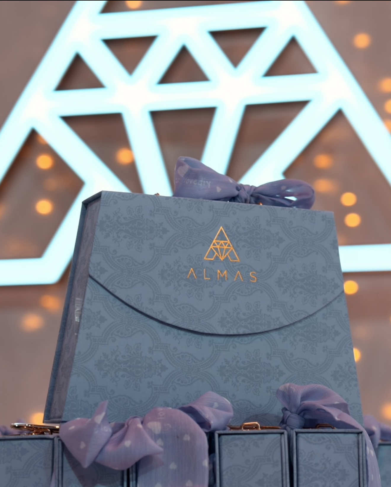 Tournez votre téléphone pour profiter d’une meilleur expérience! 🎬 J-7 avant de vous retrouver au Parc Chanot à l’occasion du salon @mybeautyprofs auquel nous restons fidèle chaque année! Pour cette nouvelle édition, nous aurons le plaisir de vous accueillir tout au long du week-end. Soyez donc au rendez-vous le samedi 15 et le dimanche 16 novembre. 💖 Venez découvrir toutes nos nouveautés, faire le plein de cadeaux et de bons conseils auprès de nos professionnels aguerris… et laissez-vous emporter dans notre univers féerique! 🤫🎄 #nailvideos #nailsvideo #beautyprof #beautyprofessionals #frenchnails 