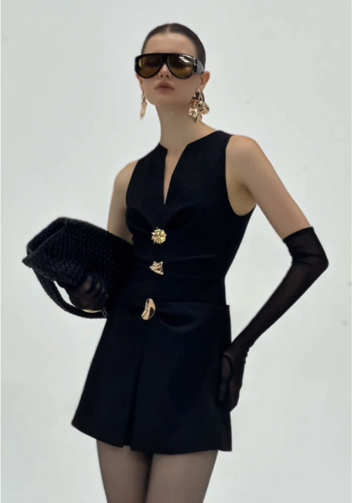 The mini dress embraces a modern spirit, highlighting sensuality through its fitted silhouette and refined neckline slit. Pleated detailing at the bust combined with three striking gold buttons, adds a distinctive touch that enhances the dress’s elegance.  #mollynista #TiktokShopMallVN #outfit #style #fashion  