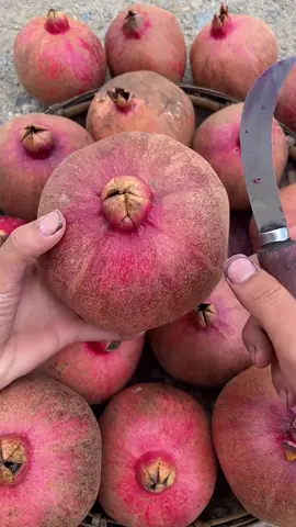 Peeling pomegranates #peelingpomegranates #foodasmr #asmrsound 