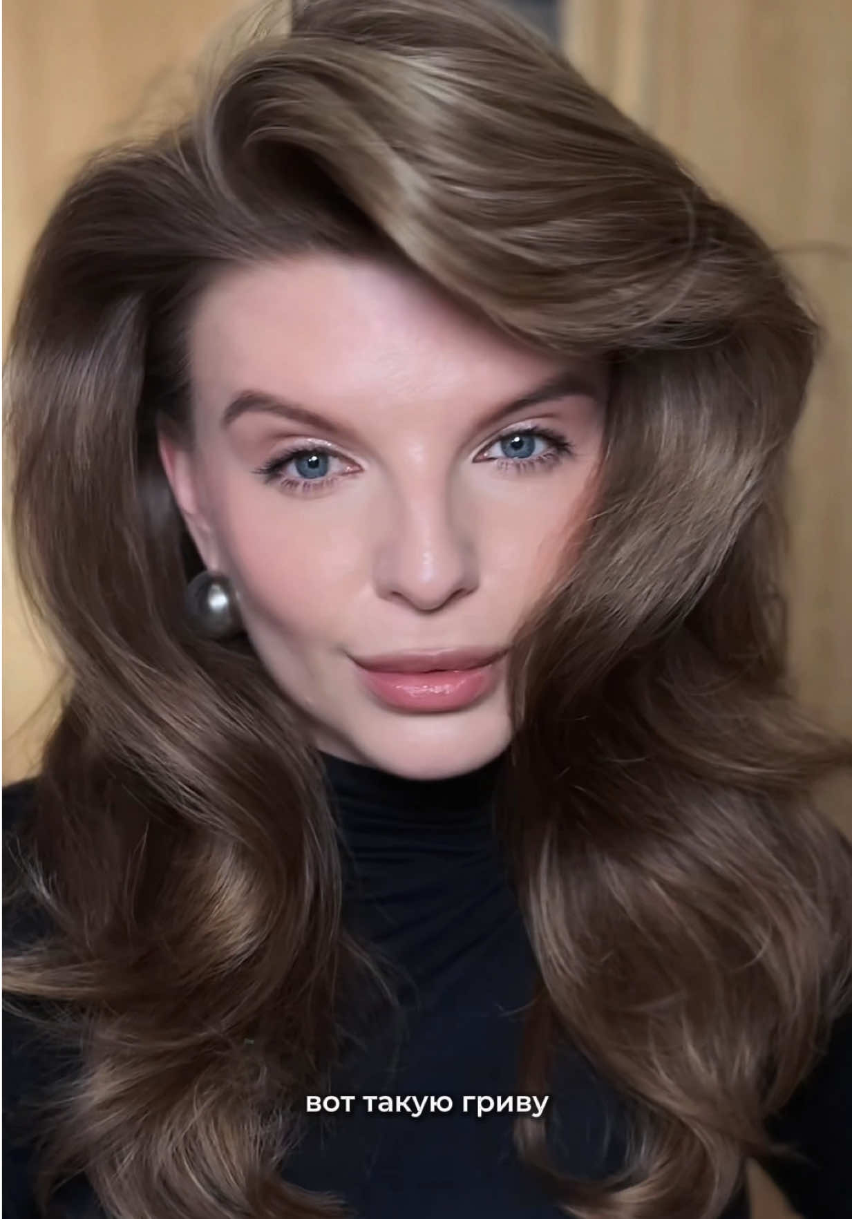 Объемная укладка на бигуди и мусс Эта укладка любимица многих девушек. Специально делала туториал без использования стайлеров Промокод на эти банки есть в моем тг канале  Использовала: Увлажняющий крем Maria Nila Repair leave in cream Фен Remez Браш Olivia Garden 45мм XI Бигуди с wb Скелетная расческа Kapous Mycc Original Mineral Root lift - очень хорошо уплотняет Сухой шампунь Maria Nila - это вылитый текстурайзер, это исключение из правил. Другие сухие шампуни не заменят текстурайзер, так как в них нет фиксации (!) Лак Maria Nila style spray Расческа Clarette Что не вошло в видео: - бигуди можно прогреть и без диффузора, главное максимальная температура и минимальная мощность - после этого бигуди нужно дать остыть, хотя бы минут 5-10 Технически - это НЕ сложна укладка. Так как брашем ничего делать не нужно кроме как поездить туда-сюда Постаралась объяснить максимально подробно и весело #укладкаволос #бигуди #браш 