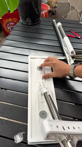 Nước đọng lại trên sàn hơi nhiều , vận chuyển hơi móp , góc chuyển ngang thành dọc linh hoạt #tomobox77 #tomobox #câylaunhà #câylauvệsinh #1111