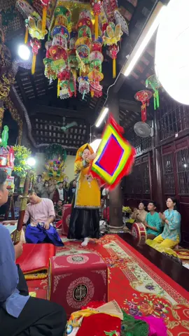 Mỏ Ba phong thủy họa đồ Suối trong uốn lượn đền thờ trang nghiêm Long xà hổ phục chim muông Vượn dâng trái chín ngát hương hồng đào Nghe chim gõ mõ sớm chiều Phượng hoàng tung cánh mĩ miều họa ca Canh ba giờ tí hiện ra Áo vàng phấp phới khăn hoa dịu dàng Lưng đeo kiếm bạc cung vàng