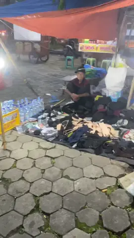 Tempat biasanya mbah jualan di alun