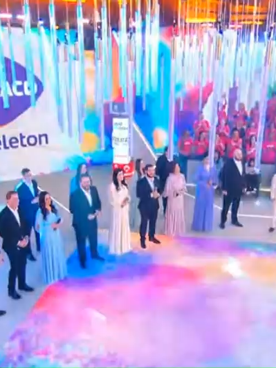 🔑 doeteleton@aacd.org.br 📱 (11) 94311-0144 #sbt #teleton #isabelebenito **Na primeira noite do Teleton 2025, os destaques foram Thiaguinho, Eliana, Celso Portiolli, Tiago Leifert, Serginho Groisman e Virginia Fonseca.**  **A hashtag oficial do Teleton 2025 é #Teleton2025.** Essa é a principal forma de acompanhar e participar da campanha nas redes sociais. ### 📱 Como usar a hashtag #Teleton2025 - **Instagram, Twitter/X, TikTok e Facebook**: Use a hashtag para compartilhar mensagens de apoio, vídeos, fotos e doações. Teleton 2025: saiba como doar e acompanhar a maratona solidária ao vivo - **Durante a transmissão ao vivo**: A hashtag aparece na tela e é usada para destacar publicações dos telespectadores. - **Interação com artistas**: Muitos dos convidados e apresentadores também usam a hashtag para engajar com o público e divulgar bastidores. 🔑 doeteleton@aacd.org.br 📱 (11) 94311-0144 #sbt #teleton =  Vocal disso, o SBT incentiva o uso da hashtag para criar uma corrente de solidariedade e ampliar a visibilidade da campanha em prol da AACD. Se quiser, posso te mostrar os posts mais populares com essa hashtag ou ajudar a criar uma mensagem de apoio para você publicar. **O grupo Brothers Vocal participou pela sétima vez do Teleton em 2024, apresentando a música “Bondade de Deus” na madrugada de sábado, com transmissão pelo SBT.** O conjunto prudentino Brothers Vocal tem se destacado por sua presença constante no Teleton, a maratona solidária da AACD (Associação de Assistência à Criança Deficiente). Em sua sétima participação consecutiva, o grupo subiu ao palco na madrugada de 8 de novembro de 2024, por volta das 1h30, para interpretar a versão em português da canção “Goodness of God”, intitulada “Bondade de Deus”, popularizada por Isaías Saad. ### 🎤 Detalhes da apresentação: - **Música apresentada:** “Bondade de Deus” (versão de “Goodness of God” da Bethel Music) - **Horário:** Madrugada de sábado- **Transmissão:** SBT - **Evento:** Teleton 2025 com meta de arrecadação de R$ 35 milhões - **Homenagem especial:** Silvio Santos, fundador do Teleton no Brasil A participação do Brothers Vocal é marcada por uma forte mensagem de fé, solidariedade e esperança. O grupo, formado por irmãos da cidade de Presidente Prudente, tem levado sua arte para o palco nacional com grande emoção e talento, representando sua região com orgulho. Se quiser assistir à apresentação, ela está disponível no [YouTube](https://www.youtube.com/watch?v=dzXu5teKmzM). Posso reunir outras apresentações marcantes do grupo no Teleton ao longo dos anos. Basta me dizer se quer ver mais! Aqui está um resumo completo dos artistas e apresentadores que marcaram presença na abertura da maratona beneficente: ### 🎤 Shows e apresentações - **Thiaguinho** foi o responsável pelo *primeiro show da noite*, trazendo música e energia para abrir o evento. - **Ivete Sangalo** também foi anunciada para um show especial durante o Teleton. ### 🎙️ Apresentadores e convidados - **Eliana** e **Celso Portiolli** abriram oficialmente a 28ª edição do Teleton. - **Tiago Leifert** e **Serginho Groisman** subiram ao palco logo em seguida, representando diferentes emissoras. - **Virginia Fonseca**, embaixadora da AACD, participou da primeira noite e compartilhou bastidores nas redes sociais, apesar de ter enfrentado um “perrengue fashion” antes do evento. **Silvio Santos e Hebe Camargo foram recriados digitalmente por inteligência artificial na abertura do Teleton 2025, emocionando o público com uma homenagem inédita.** Na noite de 7 de novembro de 2025, o SBT surpreendeu os telespectadores ao iniciar a 28ª edição do Teleton com uma recriação digital de dois ícones da televisão brasileira: ### 🧠 Como foi feita a recriação por IA - Utilizando **tecnologia avançada de inteligência artificial**, o canal exibiu um vídeo de cerca de dois minutos com **Silvio Santos e Hebe Camargo interagindo como nos tempos antigos**. - A recriação incluiu **vozes, expressões faci2025-11-08 02-21-39