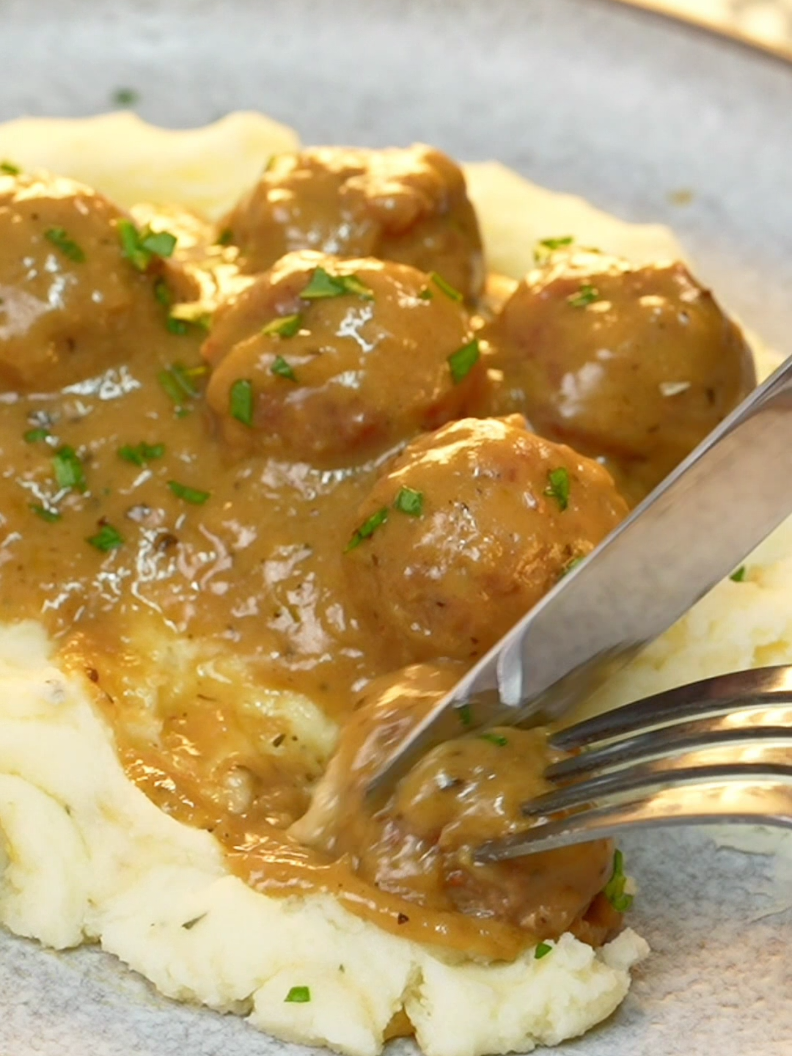 كرات اللحم بالصوص والبطاطا المهروسة 😋 مع خضار سوتيه 💯 وداعاً للمطاعم #لحمة_مفرومة #كفتة المكونات 500 جرام لحمة مفرومة  1 بصل مبشور  1 ملعقة صغيرة ملح  نصف ملعقة صغيرة فلفل اسود  1 ملعقة صغيرة ثوم باودر  ربع ملعقة صغيرة قرفة  ربع كوب بقسماط  ربع كوب حليب  1 ملعقة كبيرة زيت  2 ملعقة كبيرة زبدة  2 ملعقة كبيرة دقيق  1 ونصف كوب ماء  2 ملعقة كبيرة صويا صوص  1 ملعقة كبيرة ماستردة  نصف ملعقة صغيرة فلفل اسود  1 ملعقة صغيرة ريحان  نصف كوب كريما  700 جرام بطاطس مسلوقة  2 ملعقة كبيرة زبدة  ملح 1 ملعقة صغيرة ثوم باودر  نصف ملعقة صغيرة ريحان  نصف كوب حليب  اي نوع خضار متوفر 1 ملعقة كبيرة زبدة  نصف كوب ماء ملح زعتر 🥗🥗🥗🥗🥗🥗🥗 Ingredients 500 grams minced meat 1 grated onion 1 teaspoon salt ½ teaspoon black pepper 1 teaspoon garlic powder ¼ teaspoon cinnamon ¼ cup breadcrumbs ¼ cup milk 1 tablespoon oil 2 tablespoons butter 2 tablespoons flour 1½ cups water 2 tablespoons soy sauce 1 tablespoon mustard ½ teaspoon black pepper 1 teaspoon basil ½ cup cream 700 grams boiled potatoes 2 tablespoons butter Salt 1 teaspoon garlic powder ½ teaspoon basil ½ cup milk available vegetables 1 tablespoon butter ½ cup water Salt Thyme