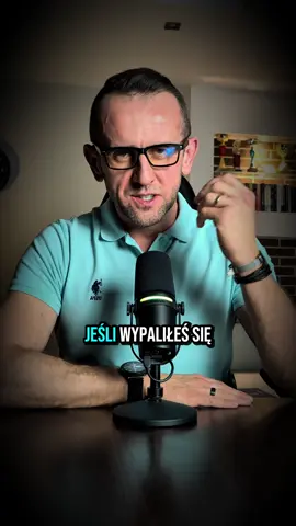 Jak Zrestartować Życie, Gdy Brakuje Ci Mocy ? 💪 Wypalenie w wieku trzydziestu lat to nie efekt intensywnego życia. To rezultat lat spędzonych w byle jakości – bez celu, bez struktury, z głową zanurzoną w ekranie i sercem odłączonym od sensu. Mężczyzna, który przez lata odsuwał dyscyplinę, wybrał komfort zamiast wyzwań, a poranki oddał scrollowaniu – budzi się któregoś dnia i nie poznaje siebie. Nie masz energii, bo wyprzedałeś ją na drobne. Nie masz mocy, bo nie dajesz sobie powodów, żeby ją odbudować. I nie masz dyscypliny, bo codziennie karmisz swój mózg tanim hajem, zamiast zderzyć się z rzeczywistością. #motywacja #męskasiła #resetżycia #dyscyplina #wypalenie