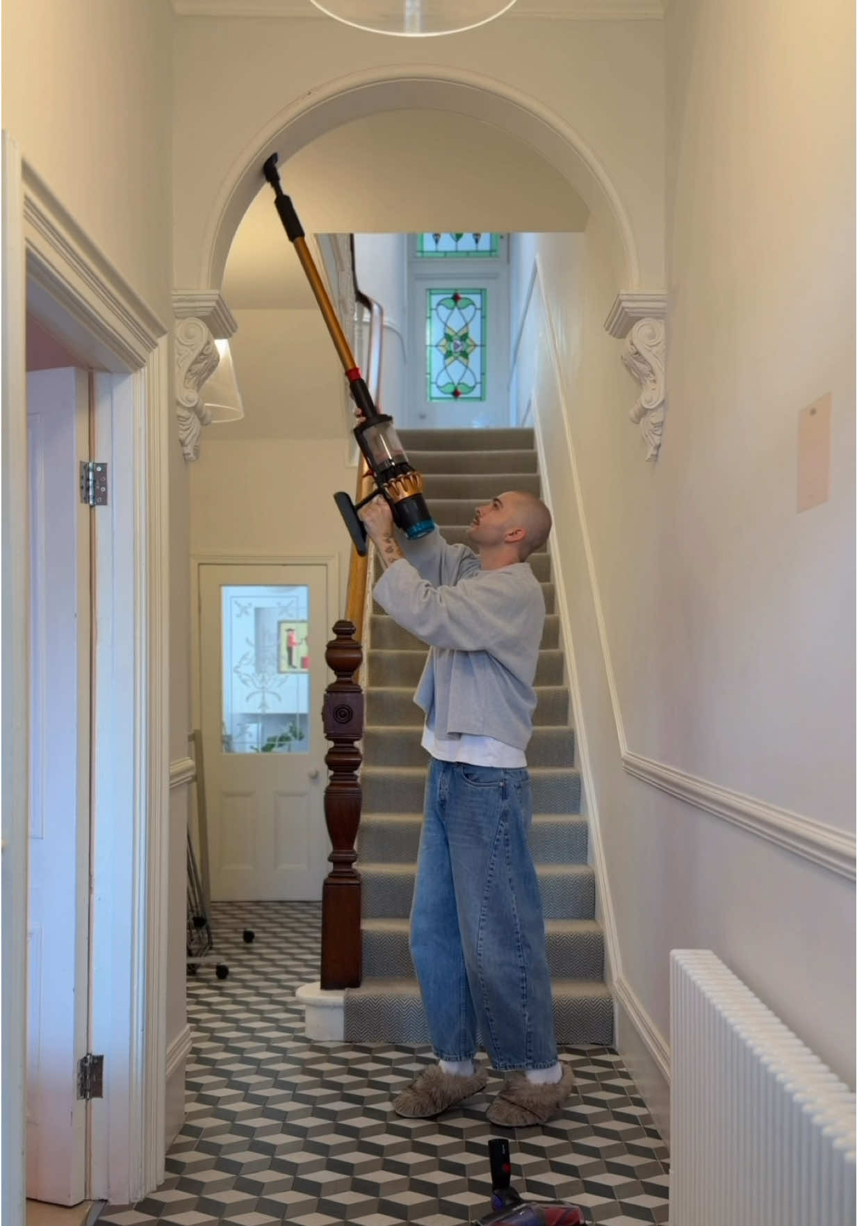 AD - POV: you’re dust in my home… but I own the @Dyson UK V16 Piston Animal Submarine 🫣 The perfect companion to combat all dust. With the new CleanCompaktor bin (holding up to 30 days of dust!) plus built-in tools and a quick-release head to reach every nook and cranny imaginable, all finished off with the Submarine wet roller head to remove spills and stains. ✨ As we head into Winter and spend more time indoors, here are a few of my go-to tips to stay on top of the dust: • Vacuum the spots you might forget: blinds, windowsills, skirting boards, mattresses, and under furniture. • Wet wash your hard floors (clean surfaces repel dust). • Wash bedding regularly. • Use an air purifier when burning candles or cooking (you’ll be surprised!). • Groom pets often, especially those that shed more in colder months. #DysonHome #DysonV16 #30DaysOfDust #WeeklyReset