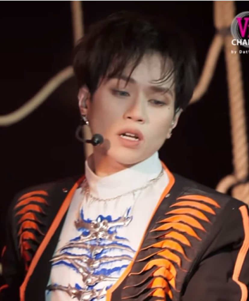 SỚM MUỘN THÌ - KHOI VU CUT TẬP 8- ANH TRAI “SAY HI” 2025 “Và anh vẫn sẽ luôn yêu em, luôn thương em Mặc kệ ngoài khi biển lớn đang âm u, bao mây đen … Anh vẫn sẽ chờ em phía xa nơi này, Và dù cho là sớm muộn thì, chúng mình về bên nhau” Khoi Vu đã đến tập 8 bằng việc dát vàng tai người nghe bằng chất giọng ấn tượng, đầy chất riêng của mình, đồng thời Khoi Vu cũng đã mang đến những câu từ đầy trau chuốt trong bài hát “Sớm Muộn Thì” #KhoiVu #AnhTraiKhoiVu #KhoiVuAnhTraiSayHi2025 #KhoiVuATSH2025