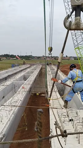 Erection PCU Girder bentang 36.850m #overpass #infrastructure #PCUgirder #duniaproyek #jalantol 