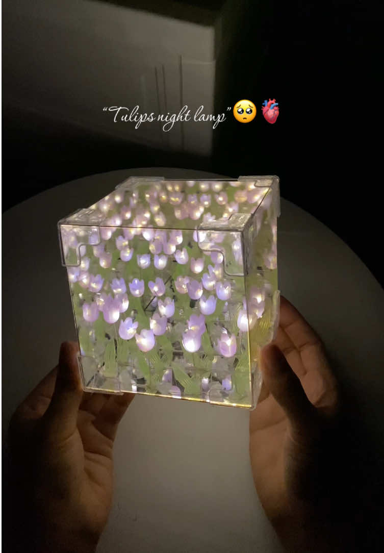 So inloved with this tulips lamp #tulips #tulipsnightlamp #lamp #surprisegift #giftforher 
