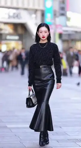 都会の広場を颯爽と歩く、自信溢れるストリートスタイルをSora 2で生成しました！ モデルの明るい笑顔と、映画のようなドリー・ズーム効果で、冒頭2秒のインパクトを狙っています✨ みんなの好きな冬コーデもコメントで教えてね😊 #Sora2 #ファッション #垢抜けコーデ #OOTD