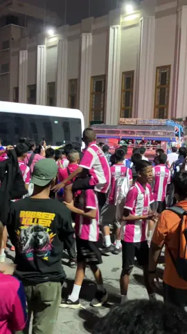 ฟุตบอล 7สี ฟีเวอร์ คู่ประวัติศาสตร์คนล้นสนามและที่นั่ง  คู่ชิงและทุกคู่ในวันนี้สมศักดิ์ศรีมากๆ  เอามุมน่ารักๆของกีฬามาฝากครับ 🙏🏻😊💓🥰🎉⚽️ #บอล7สี #ชัยนาท #หมอนทอง #สนามศุภัชลาศัย ขอโทษทุกคนค้าบ พยายามไลฟ์แล้ว แต่ว่าคนเยอะมาก และทางผู้จัดคาดไม่ถึง จึงไม่ได้ขอรถขยายสัญญาณเพิ่ม เน็ตดับตั้งแต่เข้าประตูสนามเลย 🙏🏻