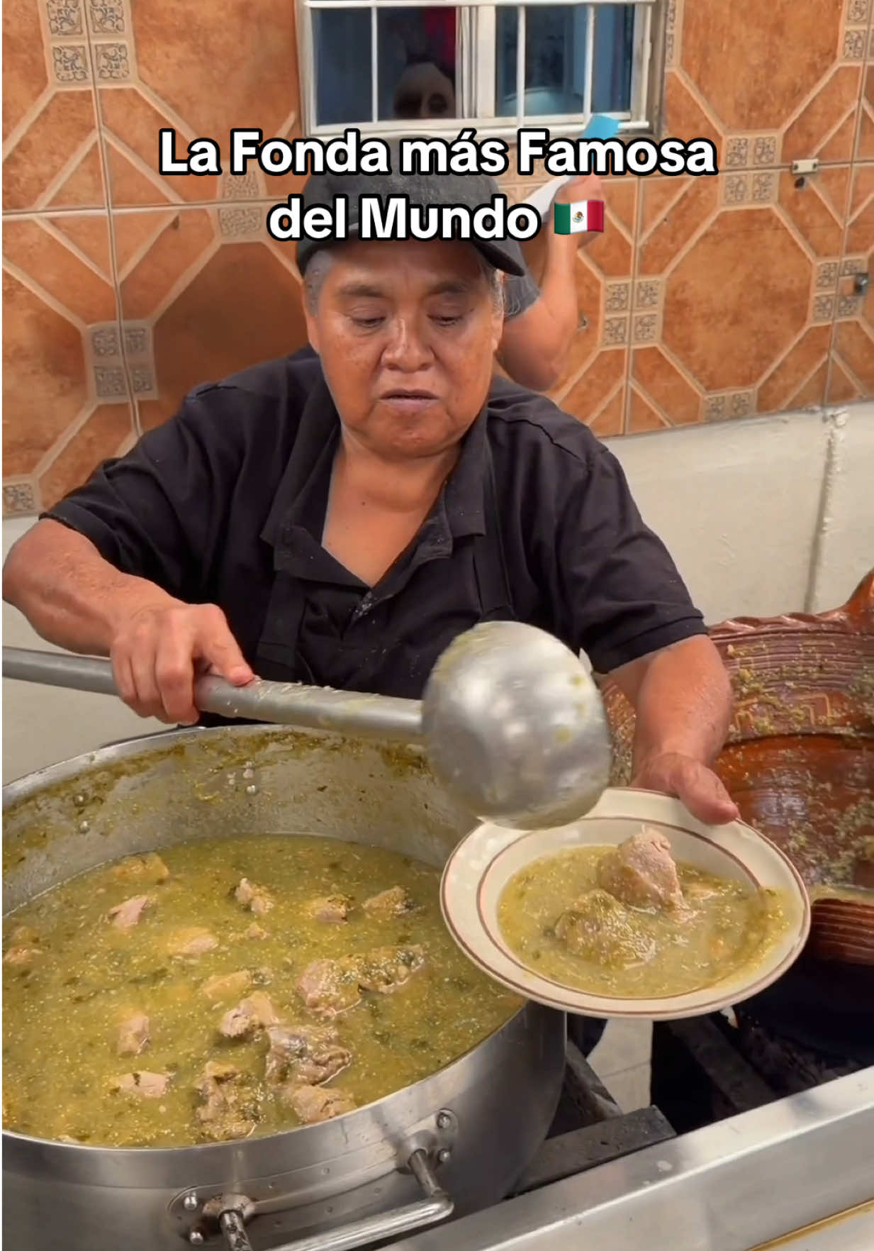 Fonda Margarita en CDMX | México 🇲🇽  En mi opinión es una comida deliciosa pero no la mejor. Se nota el sazón casero y con carbón y ollas de barro siempre tendrá un sabor especial. Pero valga la redundancia si hace algo especial este lugar es la atmósfera que se crea.  La música en vivo, el murmullo de las personas, el ambiente familiar…  Y el taco con frijol y chicharrón eso sí te lleva al cielo… #comidamexicana #mexicanfood #cdmx #ciudaddemexico #dondecomer