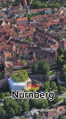 Im Herzen Frankens liegt eine Stadt, die zwei Seelen in sich trägt: eine glorreiche und eine zutiefst ernste. Hier wacht eine mächtige, rote Sandsteinburg über die Dächer der Altstadt, die von einer Ära der Kaiser und des mittelalterlichen Glanzes erzählt. Doch die wahre Tiefe dieser Stadt liegt in den Narben ihrer jüngeren Vergangenheit. Welche unvergesslichen Lehren der Gerechtigkeit wurden auf diesen historischen Boden geschrieben? Dieses Bild fängt den Kontrast ein, in dem stolze Tradition auf die Pflicht zur Erinnerung trifft. Entdecken Sie das vielschichtige Zentrum Frankens, das seine Geschichte niemals vergisst und dabei fest in die Zukunft blickt – die faszinierende Stadt #Nürnberg #reisen #deutschland #franken #bayern