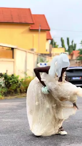 Famille merci pour les 6M d’abonnés je traverse des moments compliqués ces pour cela que je suis pas trop sur les réseaux je tenais à vous remercier au fond du cœur pour ces 6 millions abonnés @FANNY Roki Awa 🇨🇮 @LES FRÈRES SY 