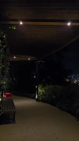 Bir gün hər kəs anlayacaq səssiz adamların ən çox danışdığı yer ürəyidir. Çünki susqunluğun içində milyonlarla söz dolaşır, hər biri keçmişin yarası, boğulmuş arzuların əks-sədasıdır. Səssizlik danışmağı bacarmayanların yox, danışmağın mənasız olduğunu anlayanların sığınacağıdır. Orada gizlənən sözlər gecəylə söhbət edir, günəşin işığı düşən yerdə yox, qaranlıqla nəfəs alır. İnsanların gördükləri səssizlik səthidir dərinlikdə isə xatirələr bir-birinə dolaşır, peşmanlıqlar şüşə kimi qırılır, ümidlər isə sükutla yenidən tikilməyi gözləyir. Və sözsüz ki, bir gün hamı anlayacaq: Ürəklərin ən böyük nağılı səssiz qalmış sözlərdədir... #mrdbshv 