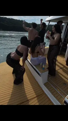 Dizem que ser rico não é feliz 🙄 Aqui você encontra só lancha bonita 💎 Só lancha boa 😌 #danca #melhor #fypシ゚ #fy #lancha