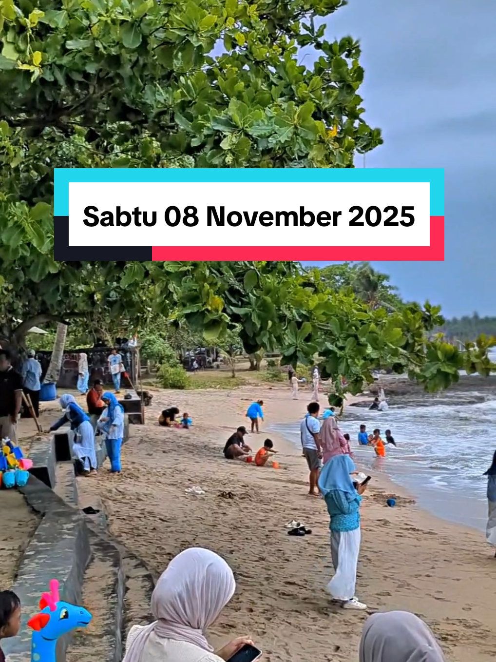 situasi hari ini sedikit mendung tapi gapapa 🙂🙂 #pantaianyerrekomendasi #wisatapantaibanten #anyerbeach #cibeureum1 #promomakan1111 