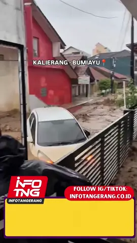 Wilayah Kalierang, Bumiayu, dilaporkan diterjang banjir bandang pada hari ini, Sabtu (8/11/2025). ​Menurut laporan, bencana ini dipicu oleh hujan deras yang mengguyur kawasan tersebut, yang mengakibatkan debit air Sungai Kalierang meluap tak terkendali. ​Dalam video yang beredar, tampak aliran air bah berwarna cokelat pekat mengalir dengan sangat deras di jalanan permukiman. Satu unit mobil berwarna putih bahkan terlihat nyaris tenggelam dan terhanyut oleh kuatnya arus. ​Warga di sekitar lokasi diimbau untuk selalu waspada dan segera mengevakuasi diri ke tempat yang lebih aman. ​Sumber: ig/bumiayugayabebas ​#infotangerang #bumiayu #kalierang #banjirbandang #cuacaekstrem