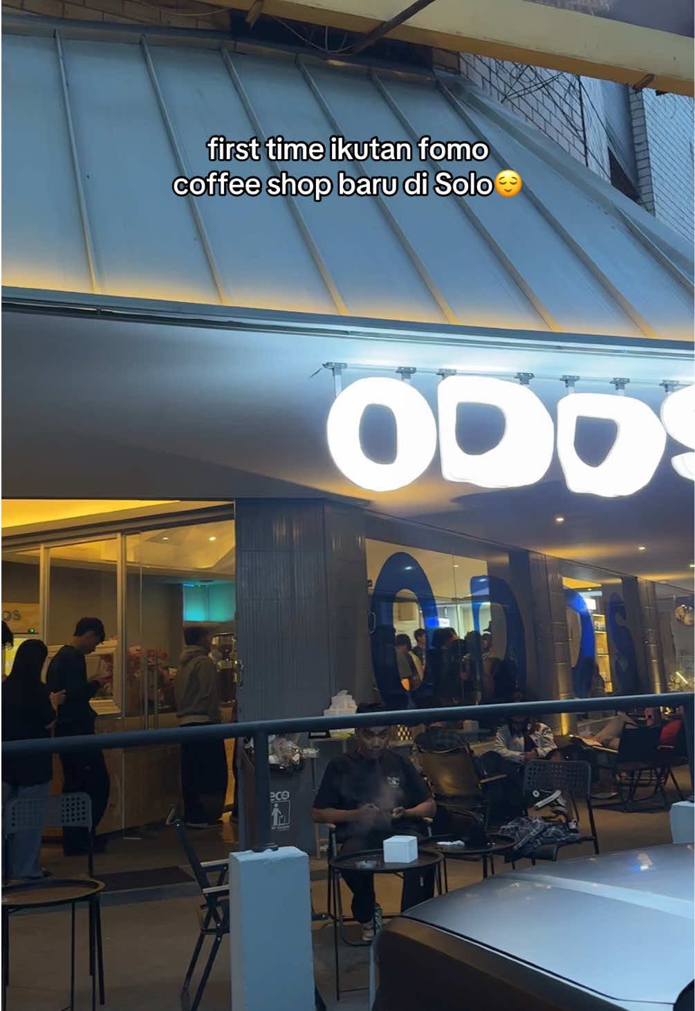 Siapa udah coba ke coffee shop yang baru lagi di Solo? Emang Solo tuh ga pernah bisa diem yaa, seminggu sekali pasti ada aja tempat baru. Fr disini makanannya enak”, space nya juga luas, walaupun pas kesini antrinya panjang banget haha😭 Must try sih buat ke ODDS Coffee!👀 #kulinersolo #coffeeshopsolo 