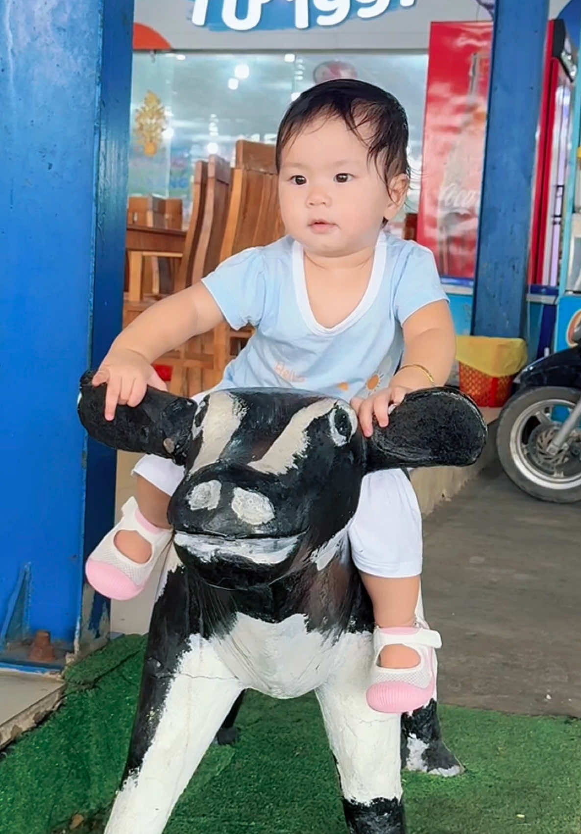 Mục tiêu mỗi tháng mẹ cho em đi chơi xa một nơi nhoaaa 🫶🏻 Nay hỏi chị í đi nhảy sóng nữa không? Ả ta gật đầu lia lịa 🐥 #emberong🐉 #embedangyeu #samannhienvamequynh #travel #fyp 