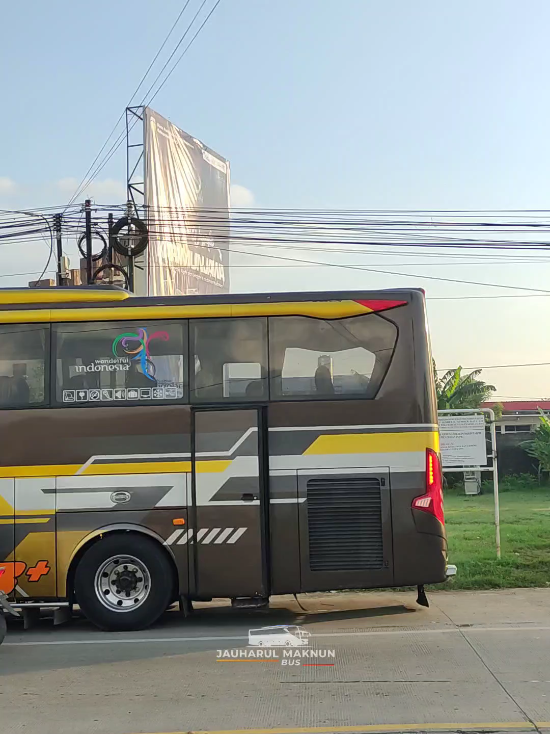 Gagah banget! 😍 Ini dia Jetbus 3 warna coklat dari PO Putra Limas. Body mulus, tampilan elegan, aura premiumnya berasa banget! 🚍🔥 #PutraLimas #Jetbus3 #BusPariwisata #BusMania #BusKeren