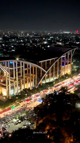 Belakangan ini, Jalan Cut Nyak Dien jadi surganya pencinta kuliner malam.Dari makanan berat sampai camilan ringan, semua ada di sini.Harga terjangkau, lokasi strategis, dan suasana yang ramai.kombinasi sempurna buat menikmati malam di Pekanbaru. Ada Kenangan Apa disini? #pkucity #pku #pekanbaru #pkueatlovers #riau 