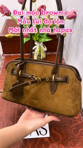 Túi đai móc brownie da lộn – item mang nét vintage nhẹ nhàng nhưng vẫn cực kỳ thời thượng 💕Chất da lộn mềm mịn, form túi đứng dáng, điểm nhấn chiếc đai móc kim loại tinh tế ✨Phối cùng outfit thu đông là xinh hết nấc luôn đó #HAPAS #quatangnguoiyeu #collection #thudong2025 #brownies 