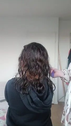 Vous avez été nombreux à me demander ma routine cheveux pour Myla 💕 Elle en a profité pour vous montrer ses petits parfums (mademoiselle adore ça 😄) Une pensée pour Mehdi 🤍 #pourtoii 