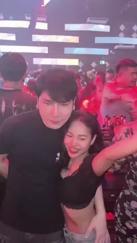 #เทรนด์วันนี้ #ฟีดดดシ #แม่ตั๊กบอสเบียร์  #แม่ตั๊กป๋าเบียร์ ป๋าเบียร์เป็นกันเองมากคะ ขอบคุณมากนะคะ FCแม่ตั้กป๋าเบียร์คะ สำหรับใครที่ดราม่าหรือดูดคริปเราไปลงก็กรุณาเสพข่าวให้ถี่ถ้วนก่ิอนนะคะอย่าเอาไปแขวนในทางที่ไม่ดีหรือเสียๆหายๆนะคะ เราเป็นแค่fcคะ เจอกันในสถนีบันเทิงแห่งหนึ่งก็เลยขอถ่ายคริปด้วยแค่นั้นคะ😊