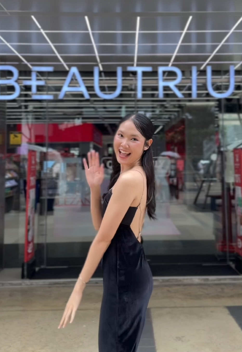 Jovina จัดบูธเปิดตัวคุชชั่นรุ่นใหม่ #คุชชั่นดำโจวีน่า🖤 เนื้อ Semi-Glow มีทั้งหมดเฉด 8 เฉดสีเลย✨ 📍มาลองกันได้ที่ Beautrium สาขาสยาม (มีโปรเปิดตัว 5-11 Nov. นี้เท่านั้น) #Jovina #โจวีน่า #คุชชั่นดำโจวีน่า #beautrium 